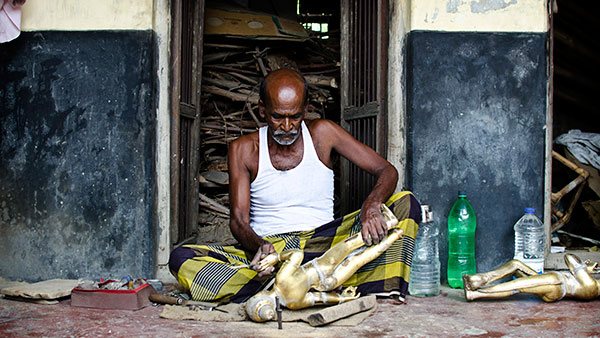 An artisan making a brass statue on Brass & Pottery Tour